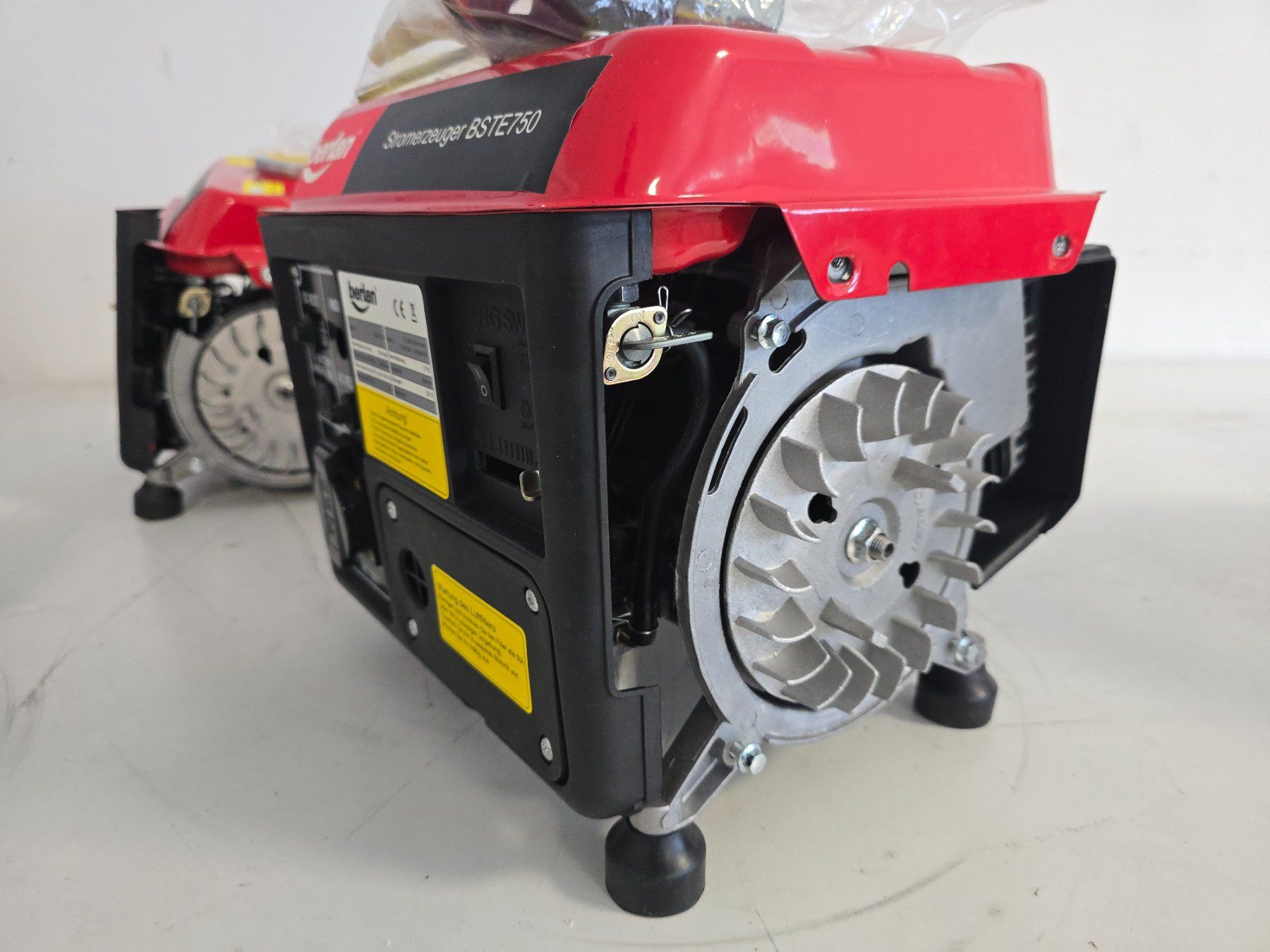 Generatori di corrente: 5x 2 PS Benzin Stromerzeuger Generator 750W Notstromaggregat – Difettoso da Baar venduto da Werkzeugzentrum 7