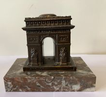 Antike Bronze(?) auf Marmor Triumphbogen Paris. ca. 6cm hoch