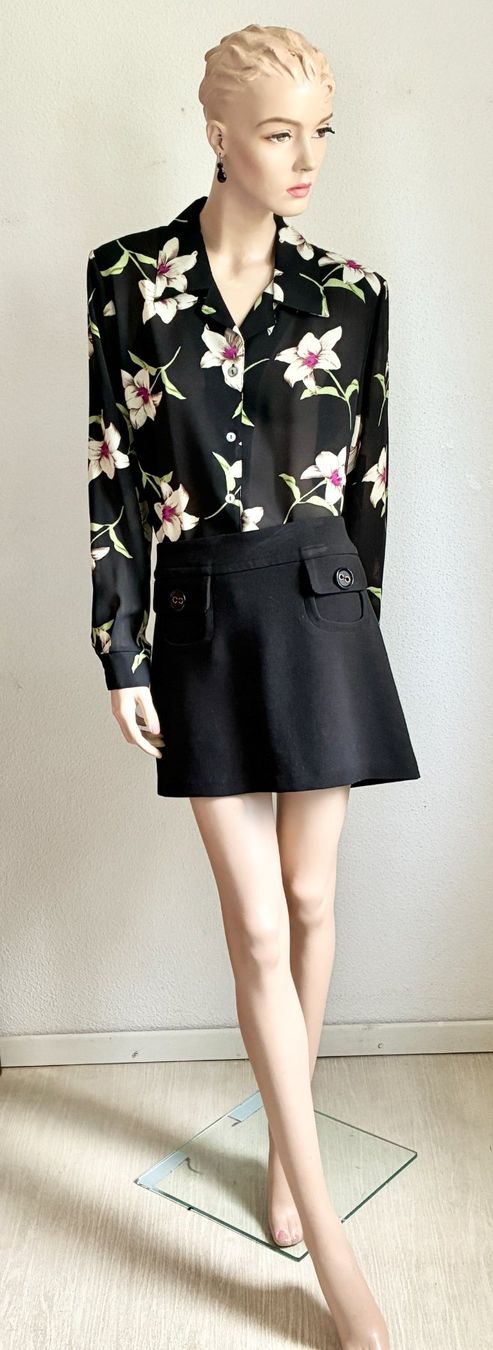 Blusen: Bluse mit Blumenprint mit schwarzem Jupe – Gebraucht aus Kloten von Nephty 3
