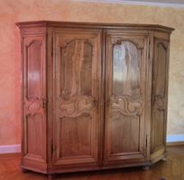 Armoire ancienne en bois massif, beaucoup de cachet!