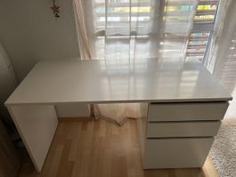 Schreibtisch weiss mit Schubladen und Fach guter Zustand