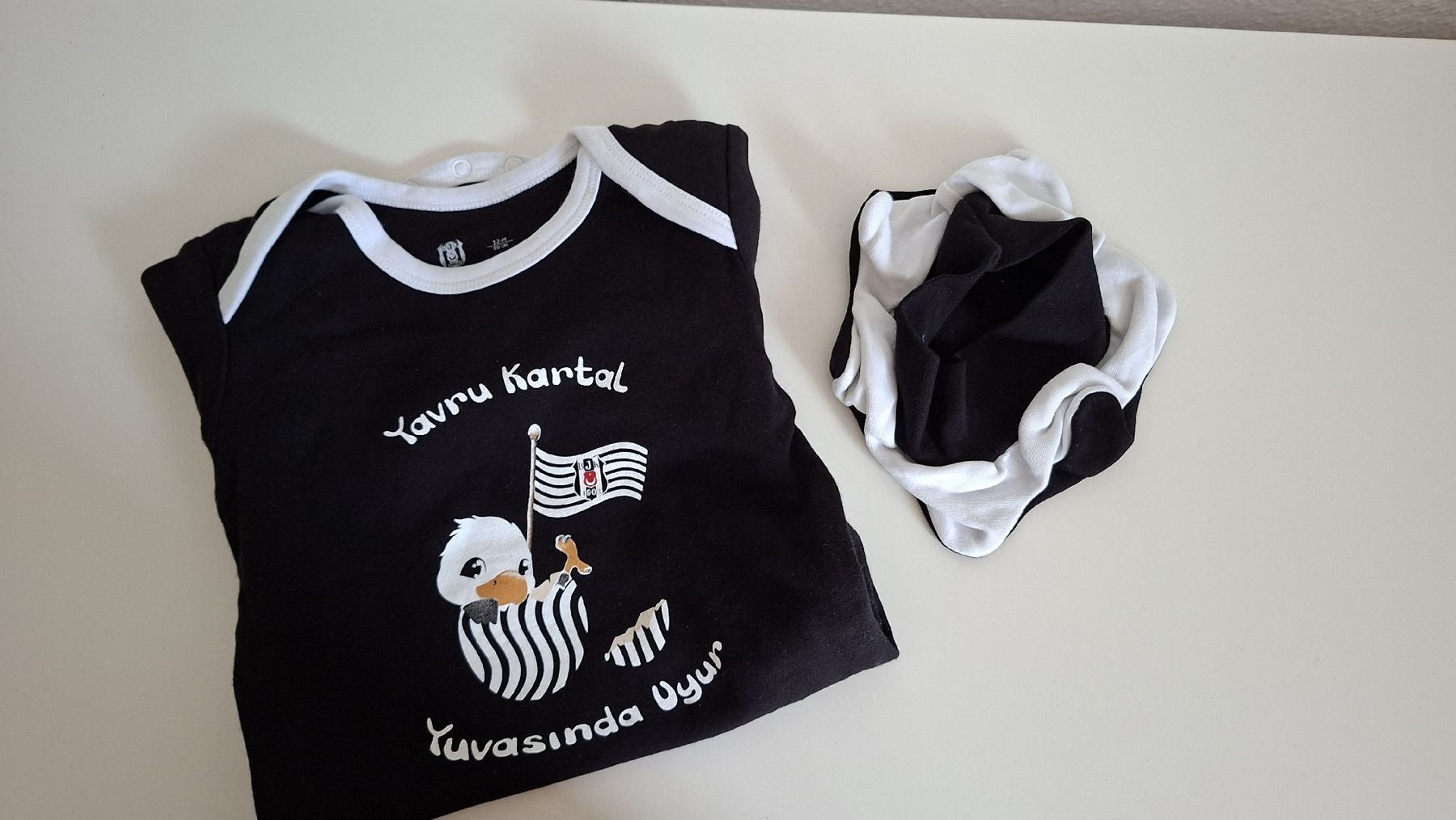 Lotti & Set di vestiti: Body und Mütze  – Usato da Rombach venduto da kelebek12 1