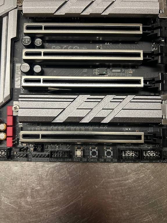 Gigabyte Schede madri: Gigabyte X399 Designare EX Mainboard TR4, ohne CPU – Usato da Zürich venduto da mozii 1