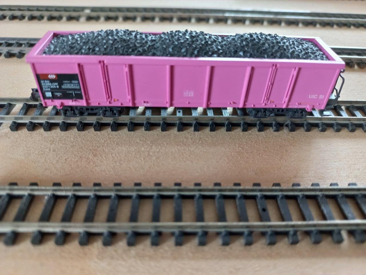 Roco Modellini di ferrovie: Roco Spur N Güterwagen Eaos pink     intern 2 – Usato da Pfäffikon / ZH venduto da Pefkadett 2
