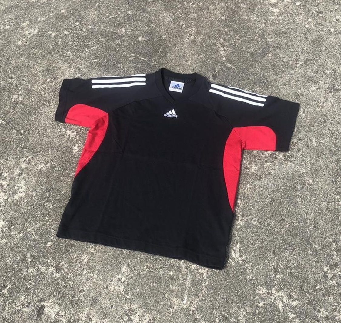 Adidas T-shirt: retro Adidas Shirt – Usato da Fribourg venduto da ann_l9b7
