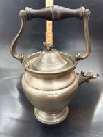 Théière ancienne en étain décoration avec manche en bois