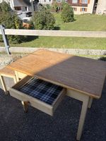 Holztisch mit Schublade und Hocker, gebrauchter Zustand