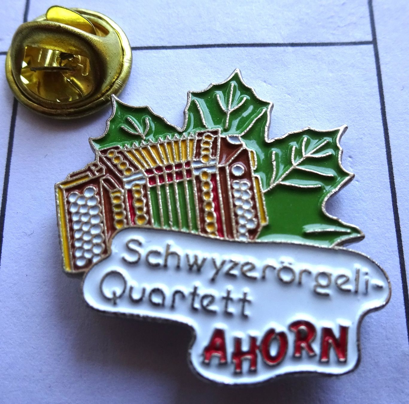Placchette & Badge: Pin Schwyzerörgeli AHORN Blatt – Usato da Utzenstorf venduto da BUtter81