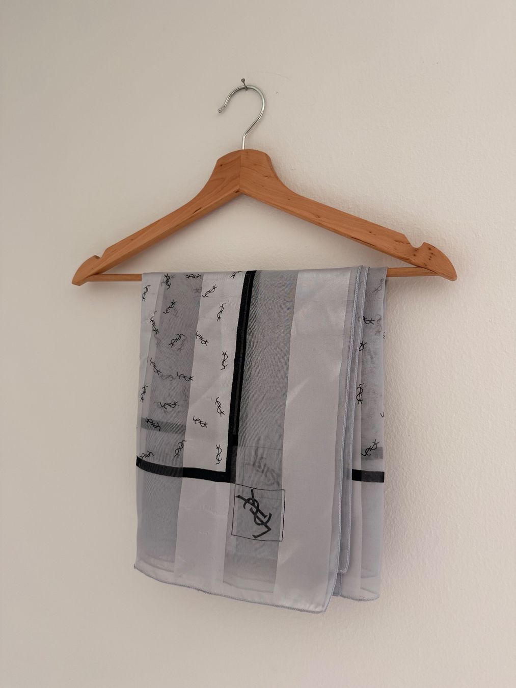 Saint Laurent Foulards & écharpes: YSL Foulard – D'occasion à Binningen par lan_w6w9