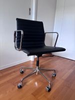 Eames Aluminium Chair 118 mit Kunstleder-Sitz