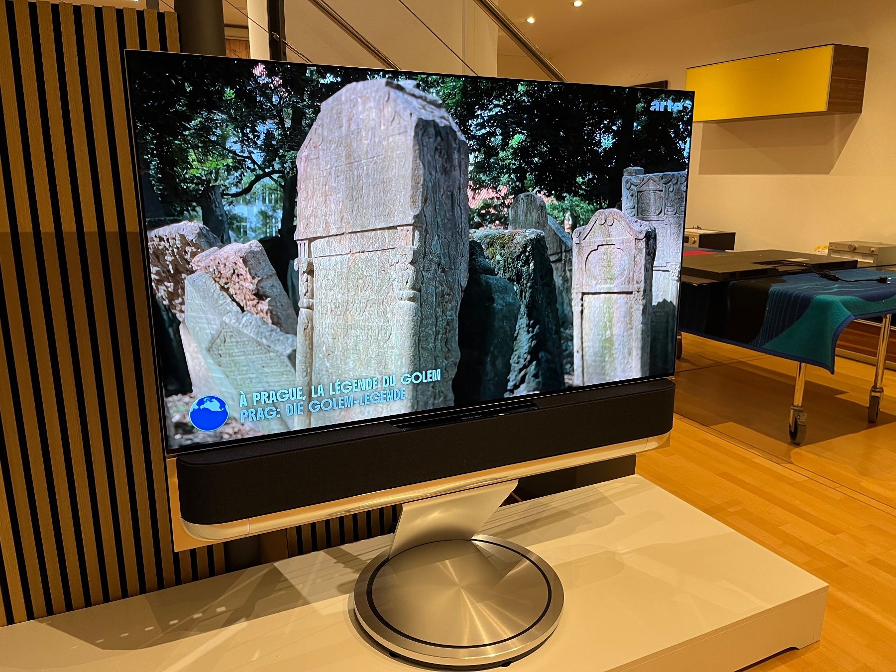 Bang & Olufsen Televisori: BeoVision Theatre 55" mit Motorbodenstandfuss – Usato da Schwanden i. E. venduto da Kuesu811
