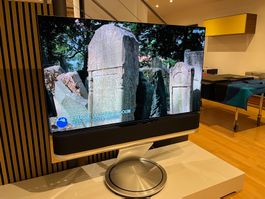 BeoVision Theatre 55" mit Motorbodenstandfuss