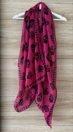 Pinker Schal mit Totenkopf Muster