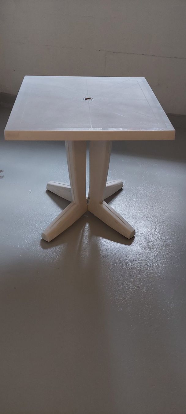 Tavoli: Gartentisch weiss 73cm hoch 69x69cm breit – Usato da Rotkreuz venduto da Dabmu