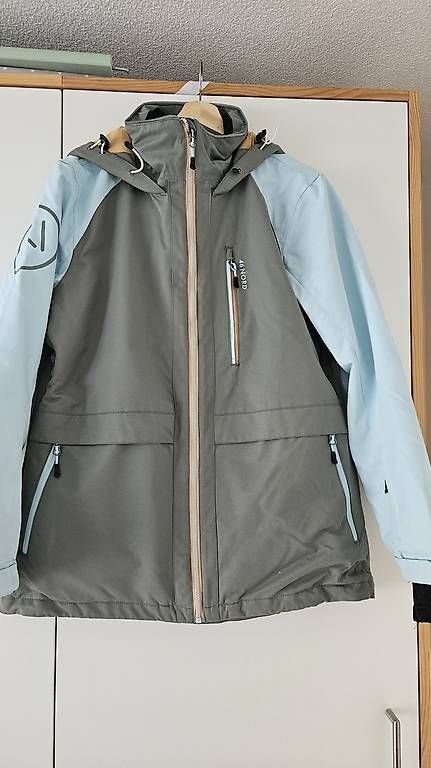 46 Nord Lotti di vestiti: Skijacke und Hose – Usato da Siebnen venduto da SchuJas