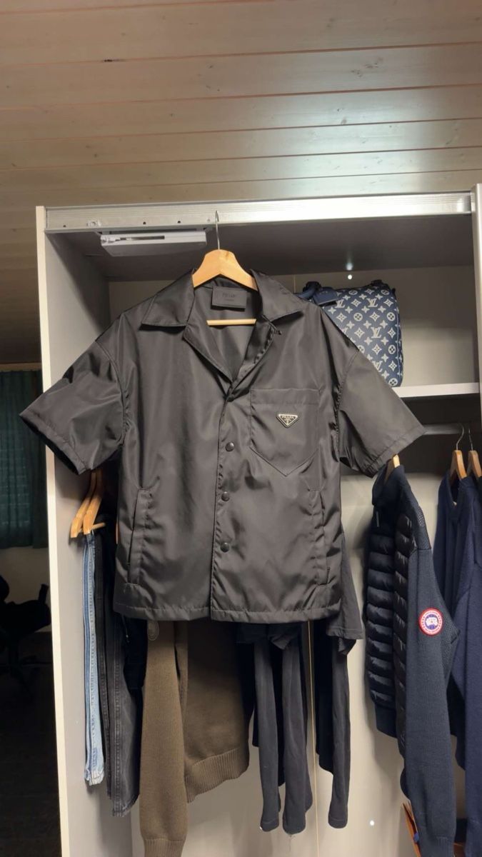 Prada Camicie: Prada Nylon Hemd schwarz – Nuovo (secondo la descrizione) da Spiez venduto da vvo_627h 1