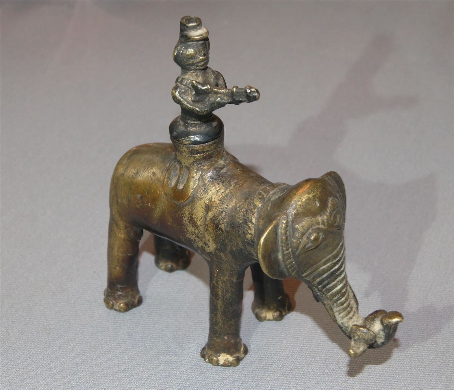 Sculture & Statue: Bronze-Elefant mit bewaffnetem Reiter – Usato da Geroldswil venduto da ARTEFACTO 1