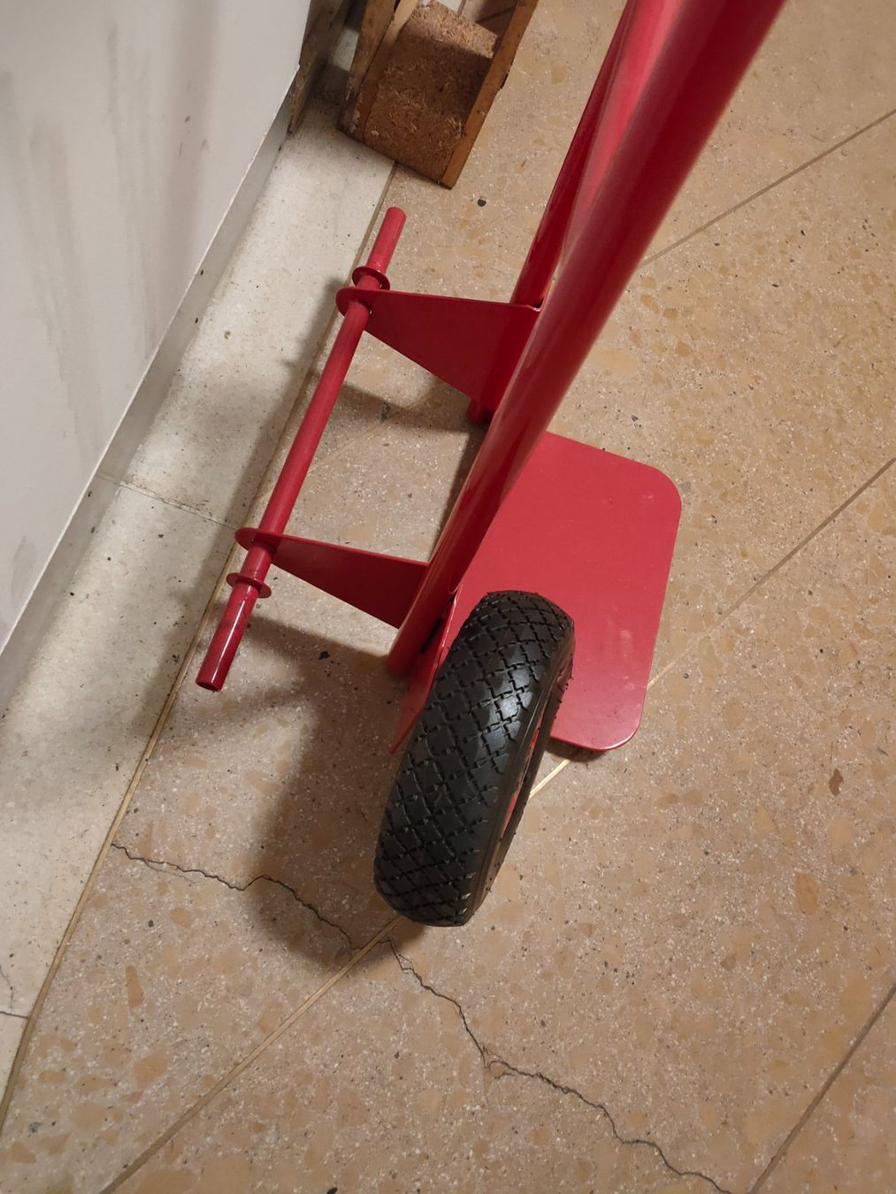 Carriole: Roter Sackkarre mit einem Pneu – Difettoso da Zürich venduto da Joer 2