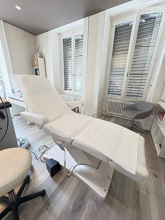 Lettini & sedie per cosmetici: Fauteuil/Table esthétique automatique à Moteur  – Usato da Genève venduto da adm_hd5p 1