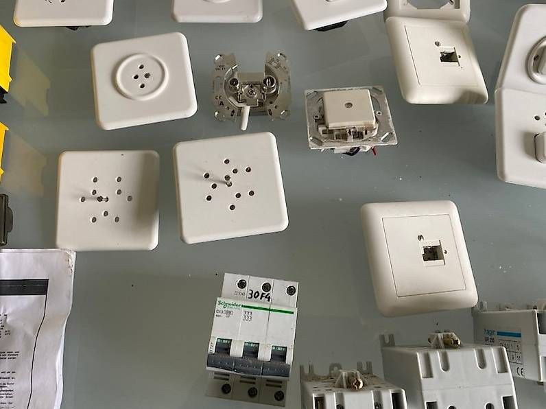 Hager Interruttori: Elektromaterial – Usato da Berg TG venduto da Napoleon168 4