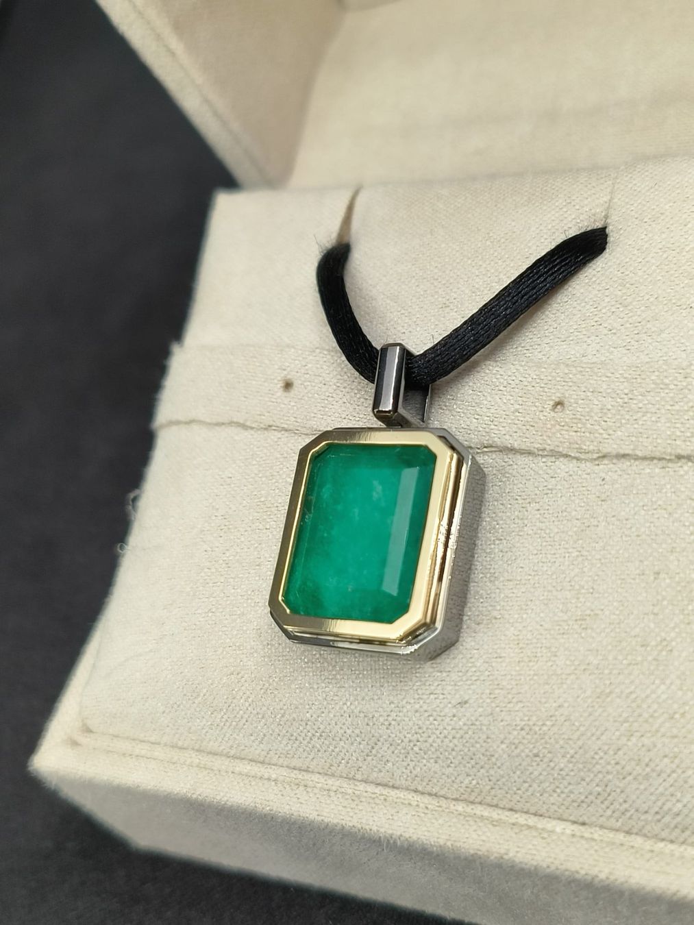 Ciondoli: Pendentif solitaire émeraude – Nuovo e nell'imballaggio originale da La Chaux-de-Fonds venduto da curtitswisswatches 3