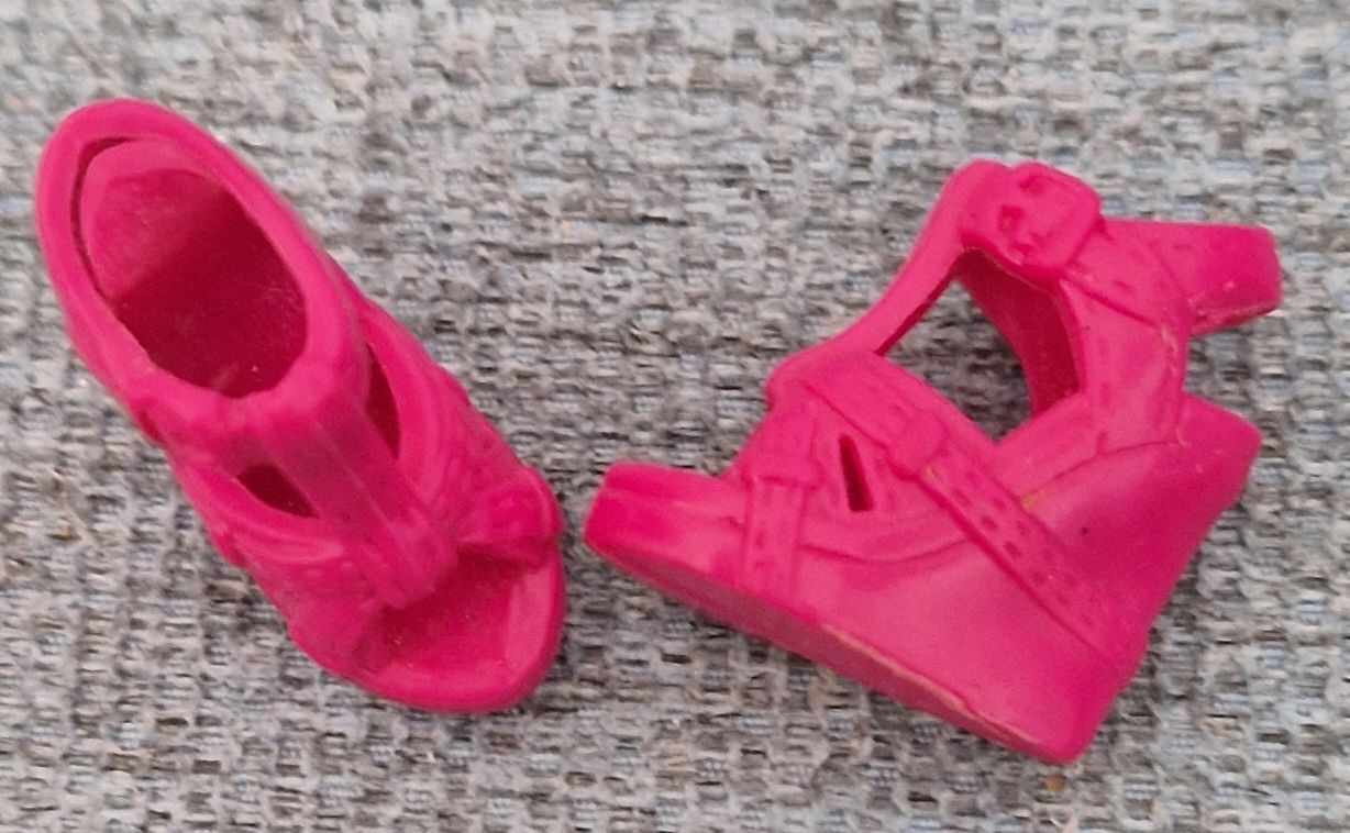 Bambole: chaussures pour Barbie – Usato da Couvet venduto da Pioune