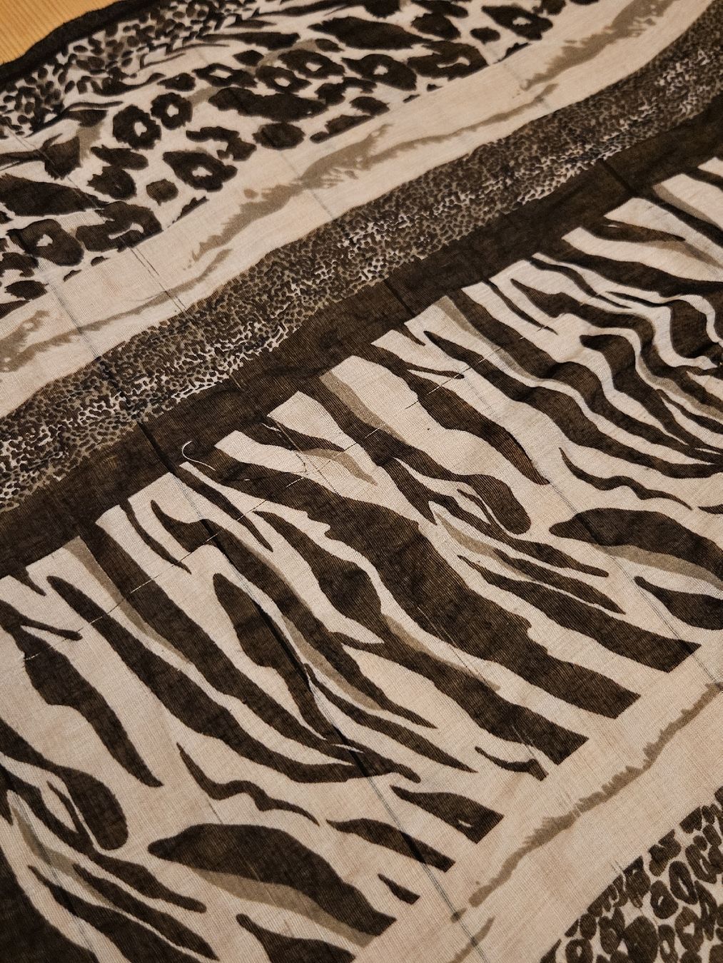 Foulard & Sciarpe: Écharpe tendance motifs animaliers – Usato da Mühleberg venduto da Eliboub 2