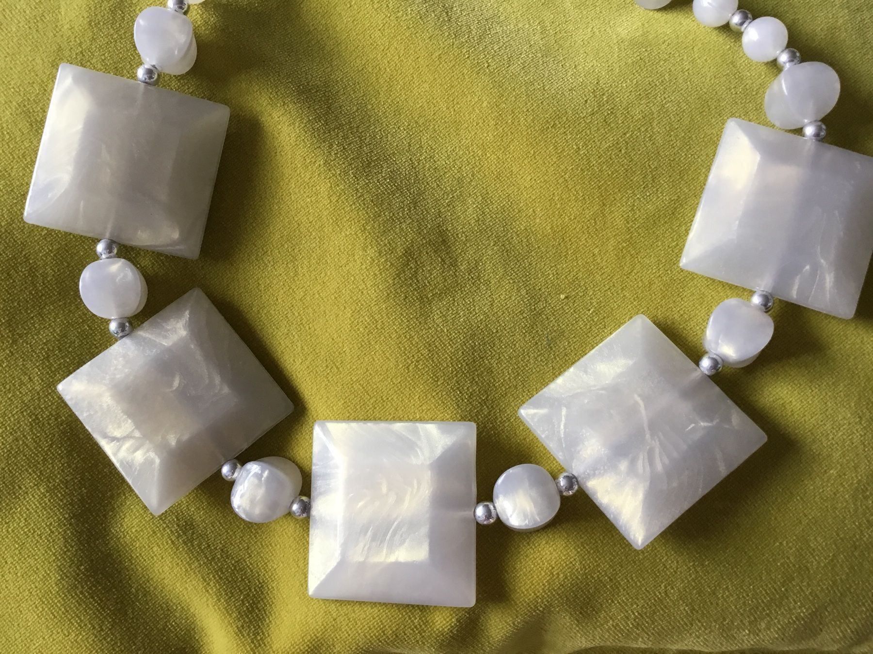 Catenine: Collier long blanc-beige nacré – Nuovo e nell'imballaggio originale da Le Landeron venduto da nic_8hd5 1
