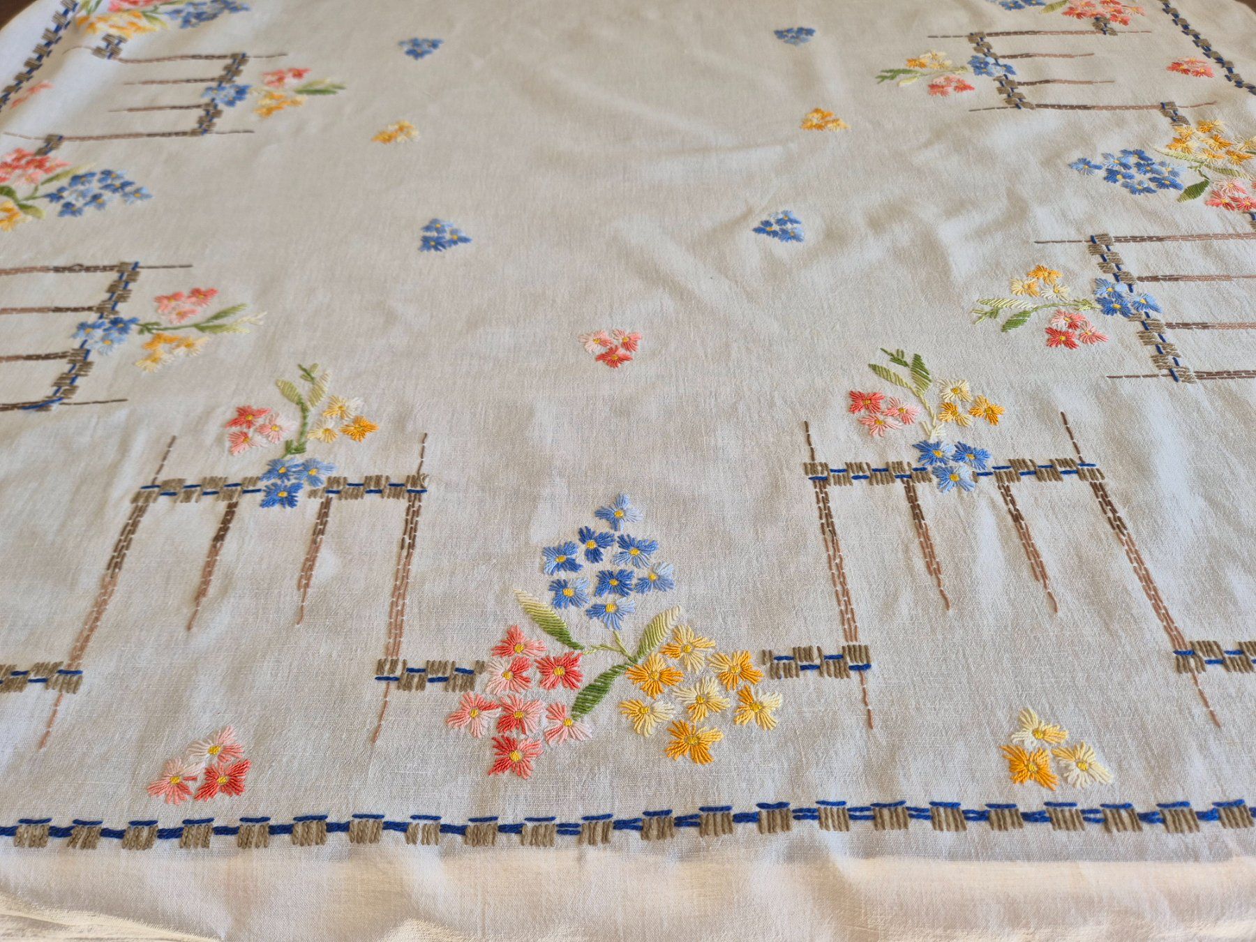 Altra biancheria da tavola: Leinen Tischdecke handbestickt mit Blumenmuster – Usato da Bern venduto da aronari 6