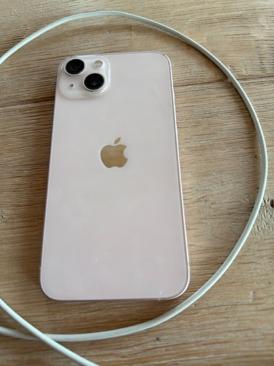 Apple Portables: Apple iPhone 13 , gebraucht, mit Gebrauchsspuren – D'occasion à Unterägeri par TobiasWild 1