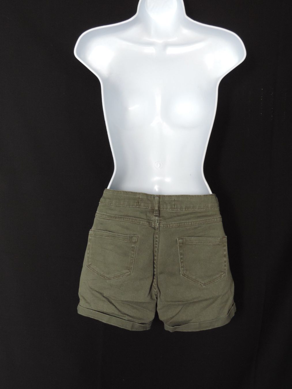 Pantalons: short vert kaki – D'occasion à Genève par Axelle333 9
