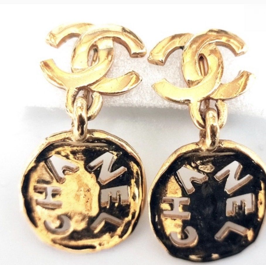 Chanel Orecchini pendenti & Orecchini a lobo: Chanel logo earrings gold plated – Nuovo (secondo la descrizione) da Satigny venduto da rii_mh6c