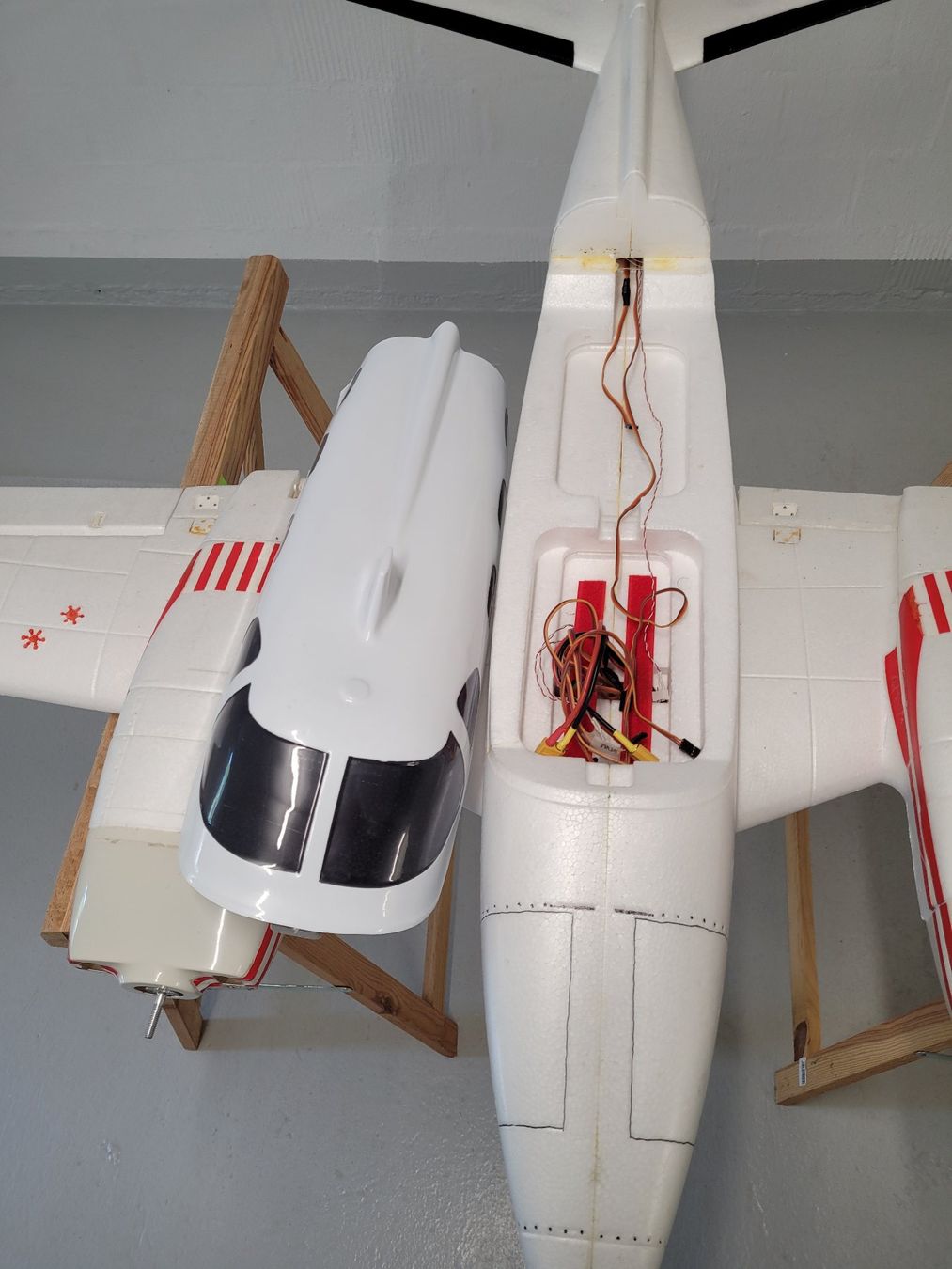 RC Modellbau: Beechcraft Duke, mit einiger Elektronik, nicht komplett – Defekt aus Winterthur von testi67 3