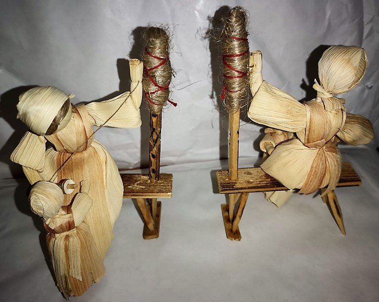 Figuren: Maisblattfigur Spinnerin mit Kind – Neu (gemäss Beschreibung) aus Lutzenberg von Pinschi01 1