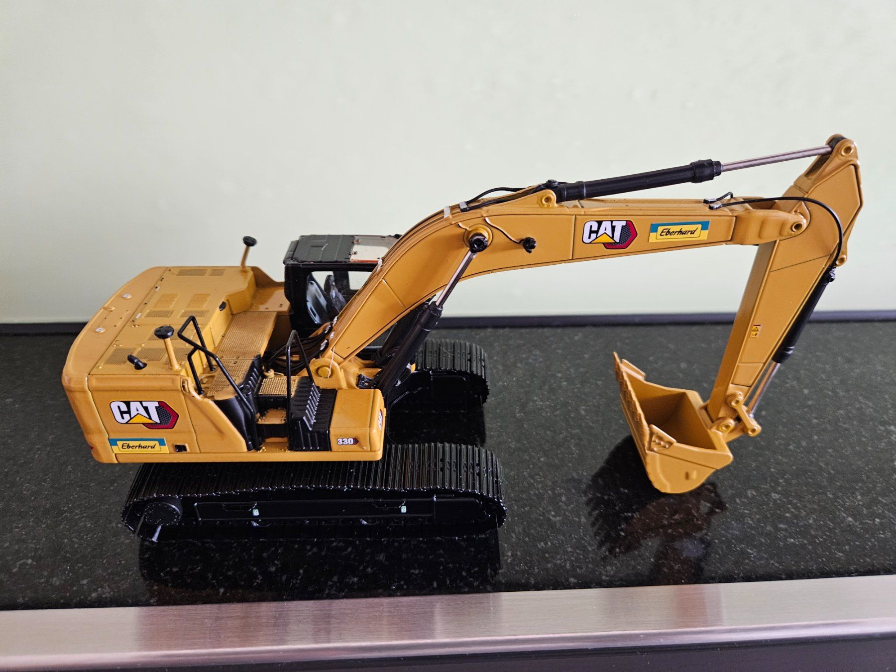 Caterpillar Kit di modellismo & Modellini statici: CAT 330 Hydraulikbagger Next Generation 1:50 – Nuovo e nell'imballaggio originale da Unterägeri venduto da larob