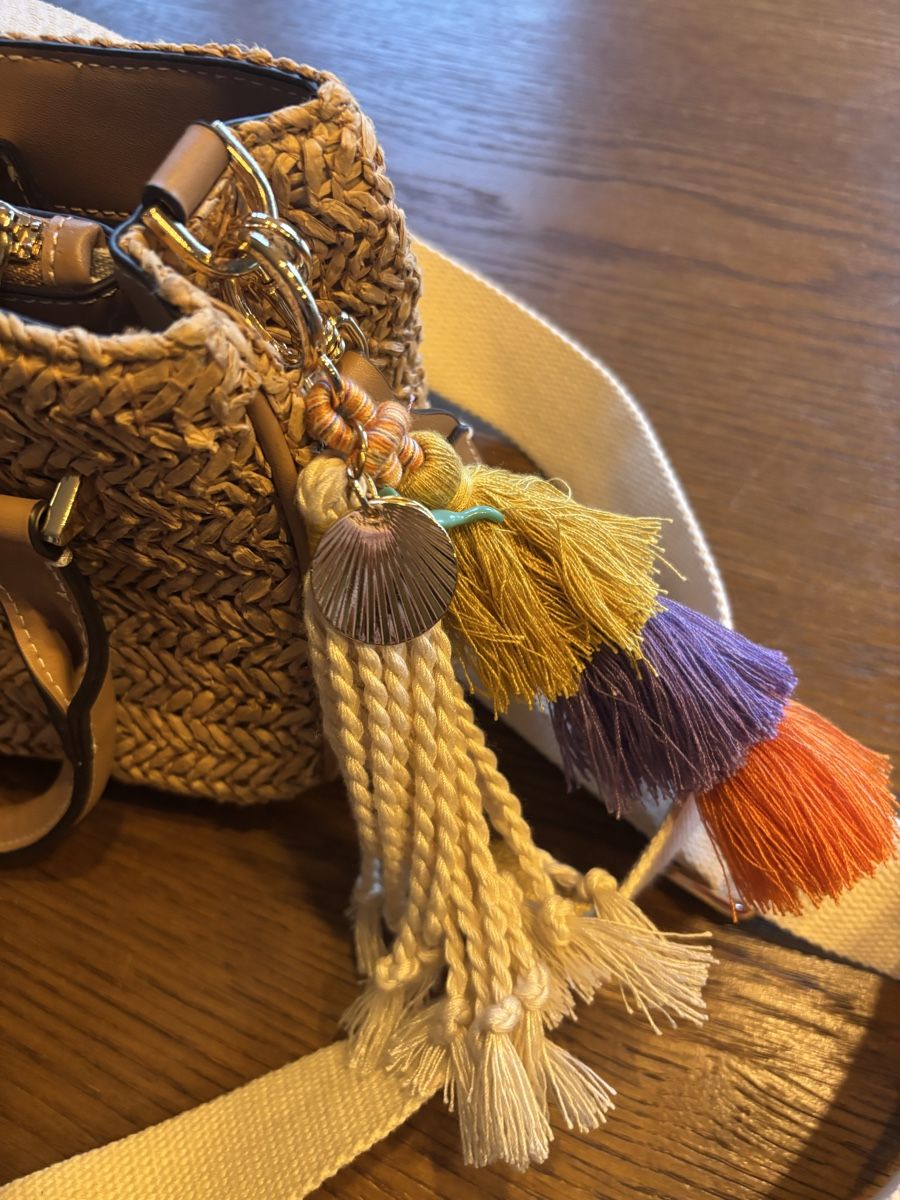 Taschen für Damen: Strohtasche Damen klein mit Anhänger – Gebraucht aus Eggenwil von fur_5p96 1