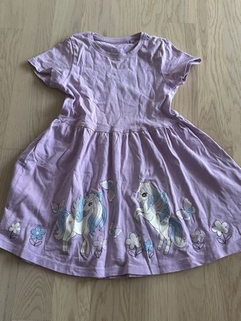 Sommerliches C&A Kleid, Gr. 110, Lila mit Einhorn Print🦄
