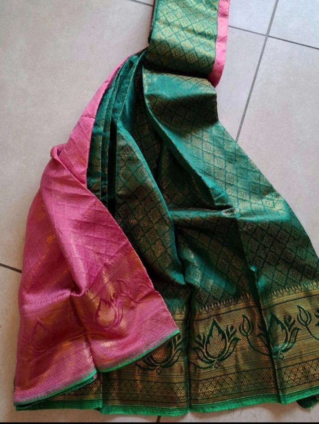 Vestiti: Indische Sari / Saree / Sari Stoff ca.5m – Nuovo e nell'imballaggio originale da Rotkreuz venduto da keerthdi 3