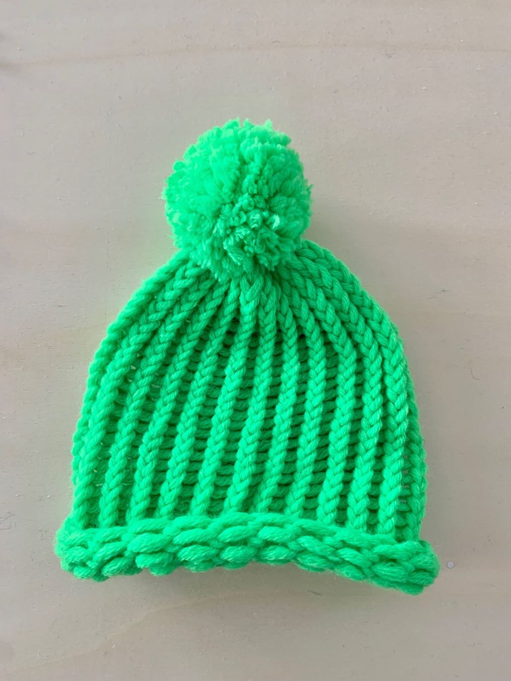 Berretti & Sciarpe: Newborn Kappe Beanie mit Bommel, Handarbeit – Nuovo e nell'imballaggio originale da Emmenbrücke venduto da swissmade-miracles 1
