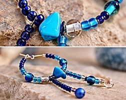 Boucles d'oreilles créoles perles bleues état neuf