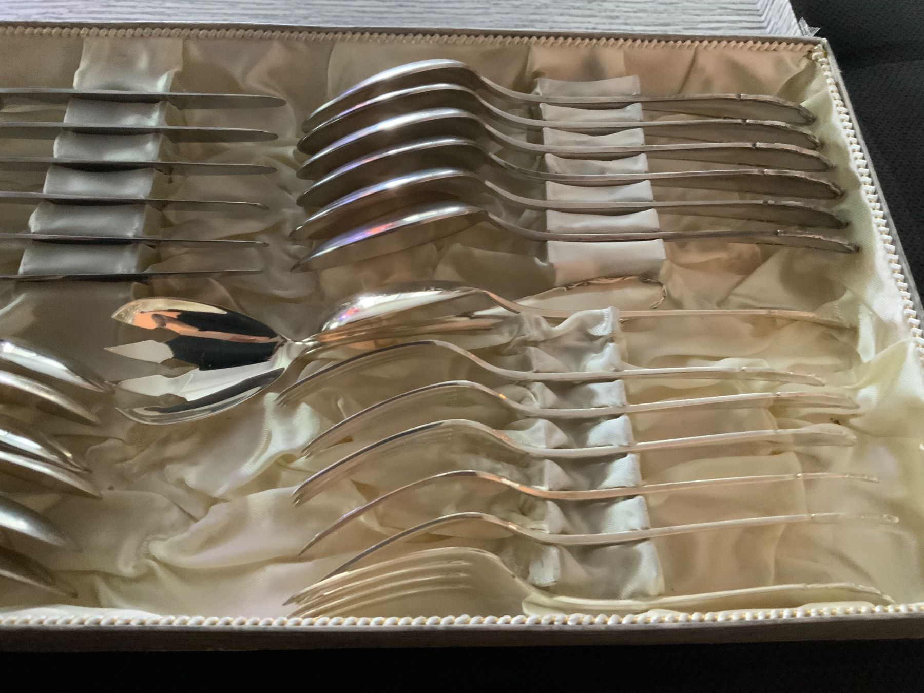 Set di posate: 24 teilige Silberbesteck mit 1 Schöpfbesteck – Nuovo (secondo la descrizione) da Schübelbach venduto da S1CH 2