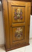 Bauernschrank aus Massivholz mit Bemalung