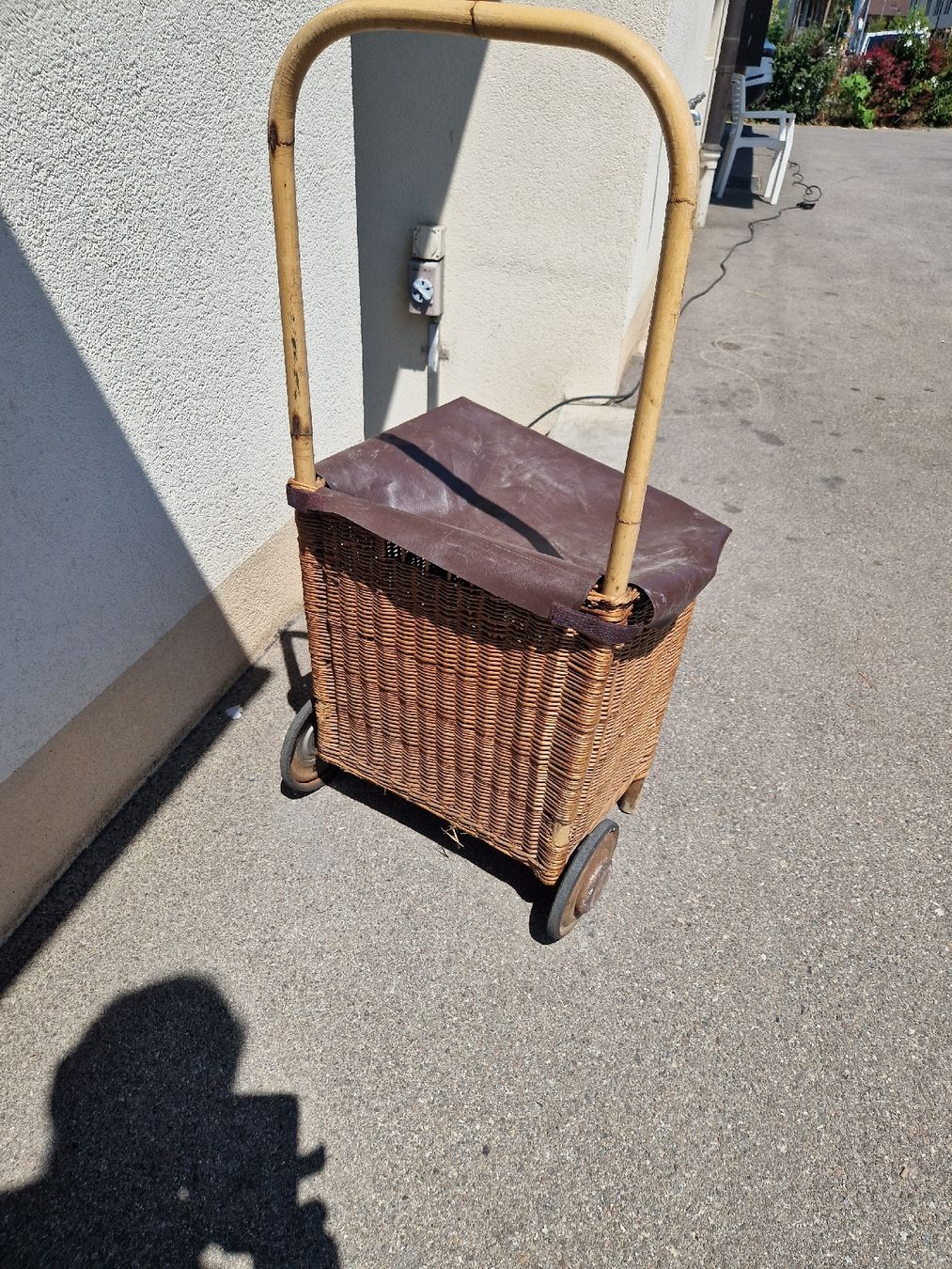 Altro in Antiquarato & Arte: Einkaufswagen Weide mit Deckel und Rollen ca. 40cm – Usato da Mörigen venduto da Clio111 6
