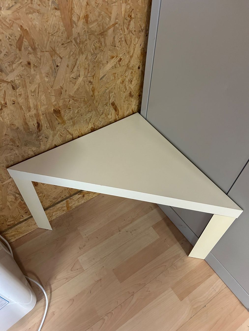 Tische: Weisser Dreieckiger Tisch von IKEA – Neu und originalverpackt aus Koppigen von Kellerfundsachen 3