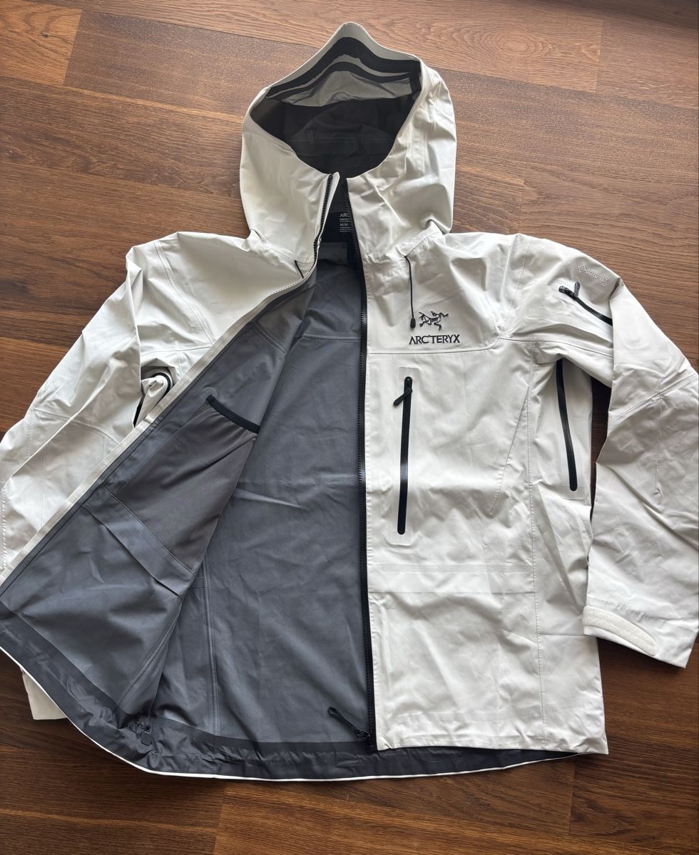 Arcteryx Giacche: Arc’teryx Alpha Jacket white – Nuovo (secondo la descrizione) da Männedorf venduto da Spargeluno 1