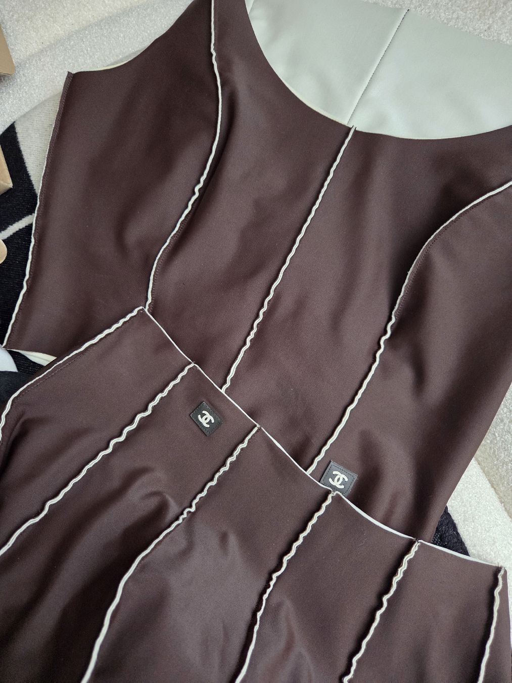 Chanel Vestiti: chanel zweiteiler set – Usato da Thal venduto da siri_speaks