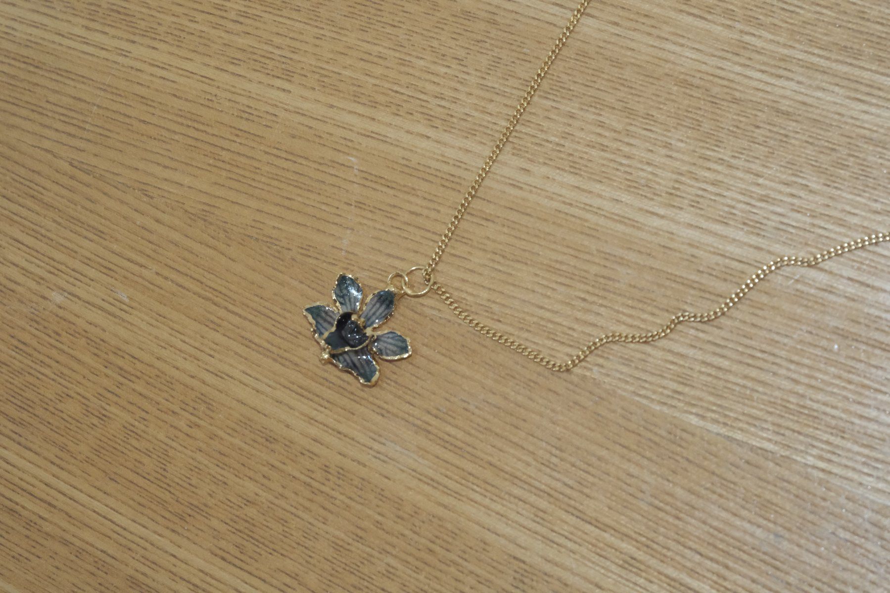 Catenine: Halskette mit eingegoldeter Orchidee – Usato da Basel venduto da Bluemoewe 2