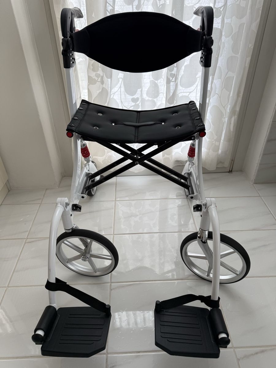 Ausili per la deambulazione: Rollator und Rollstuhl  – Nuovo (secondo la descrizione) da langnau venduto da g.m.stadler 1