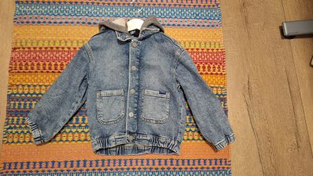 Neue Coole Jeansjacke mit Kapuze Gr. 110