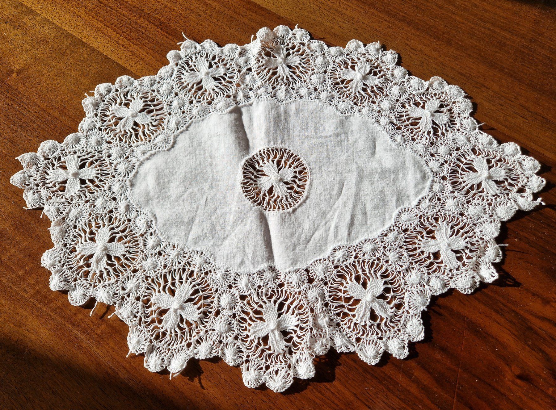 Altra biancheria da tavola: Set Deckeli mit Spitze – Usato da Bern venduto da Antikbatik 1